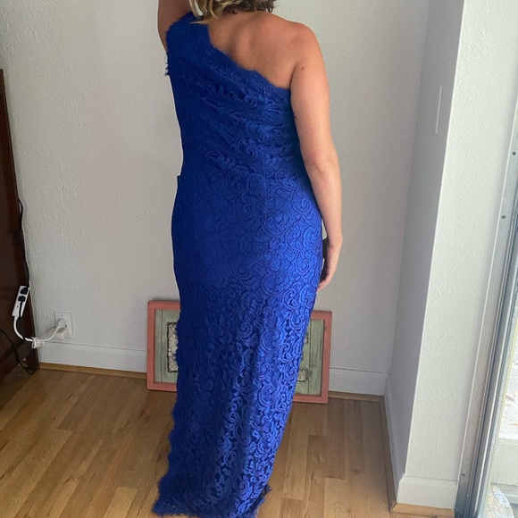 Blue scalloped Laced gown - Picture 3 of 3